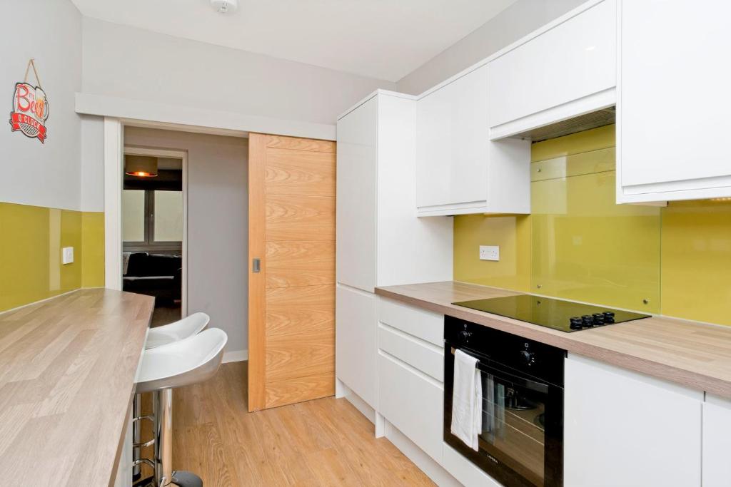 Charming Old Town 2 Bed Apt, 2mins from Royal Mile - Tap to explore photos