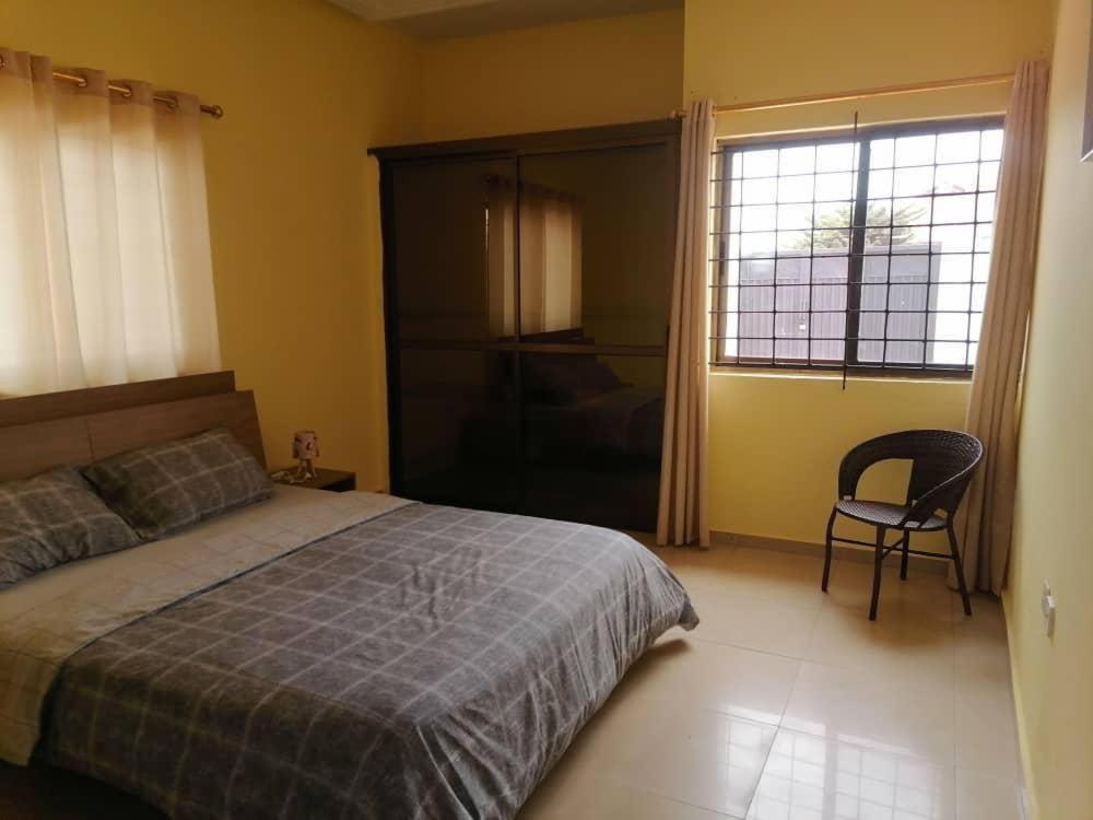Cheerful 2-bedroom Apartment with free parking photo 2
