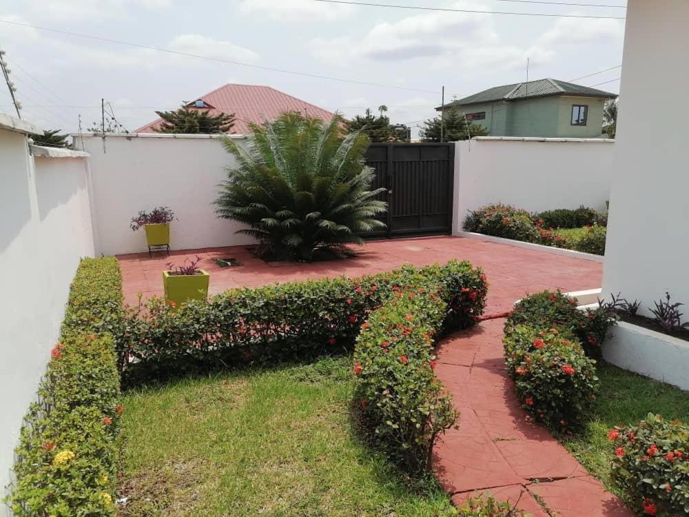 Cheerful 2-bedroom Apartment with free parking photo 4