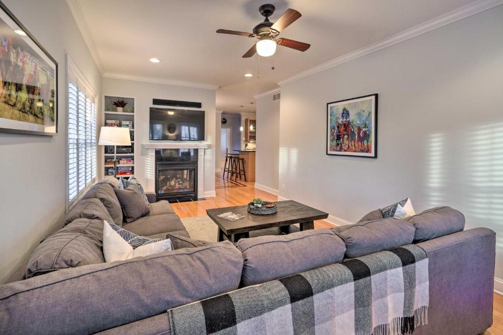 Stunning House with Deck, Game Room and Home Gym! photo 4