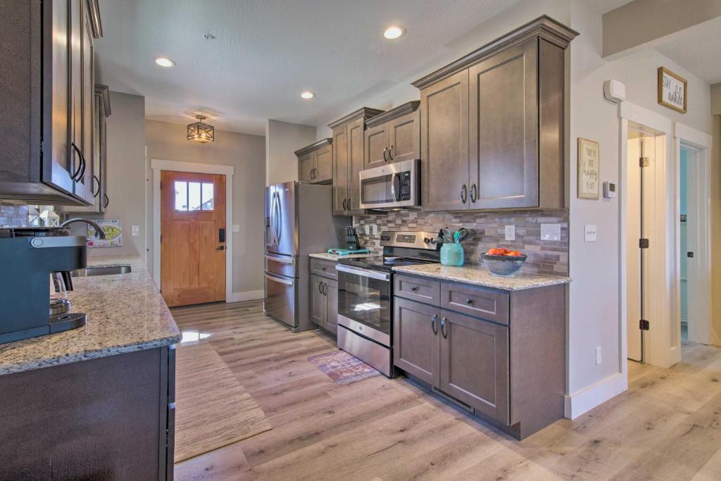 Lampe Retreat with Pool Access - Walk to Lake! photo 4