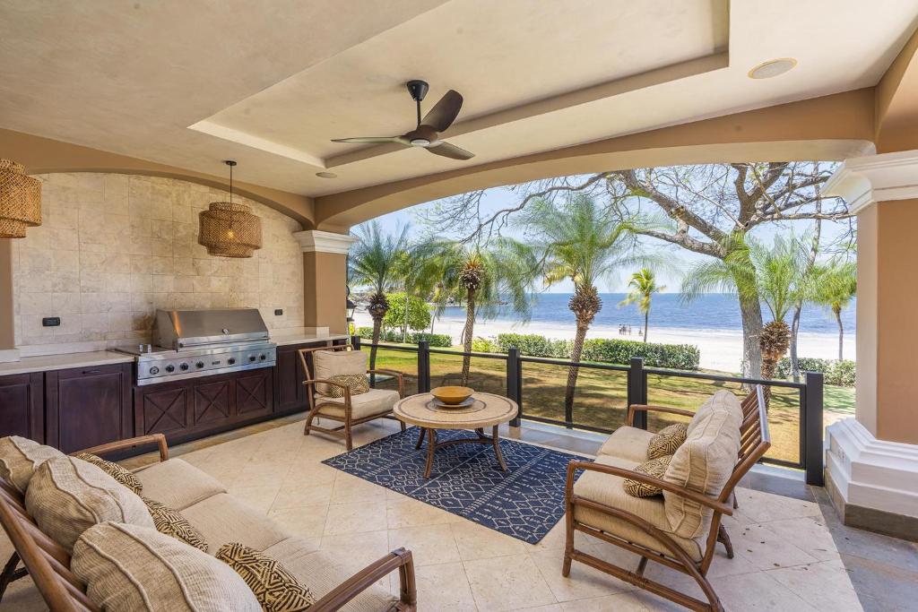 Extravagant Beachfront Mansion in Flamingo, Second to None photo 3