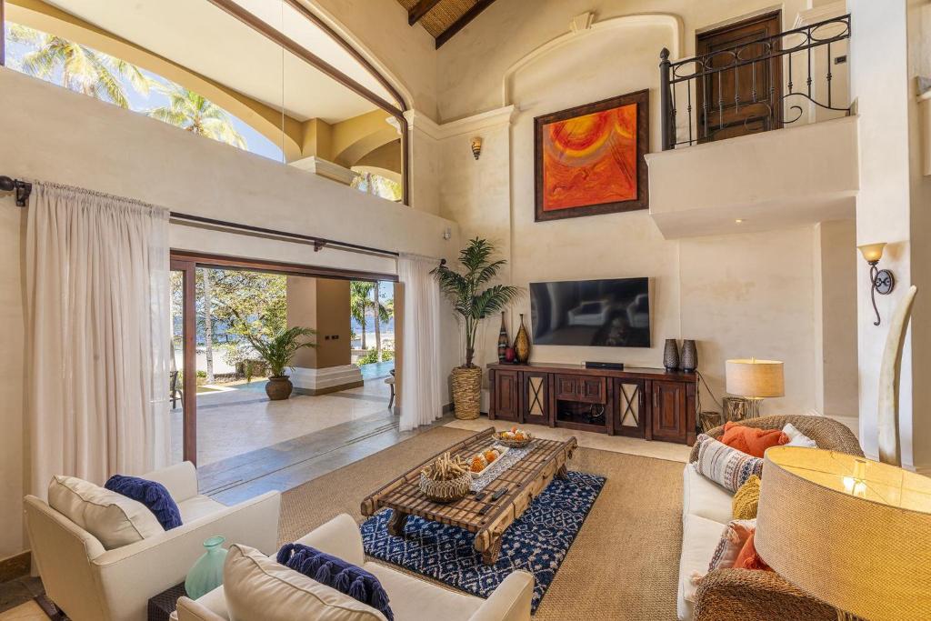 Extravagant Beachfront Mansion in Flamingo, Second to None photo 4