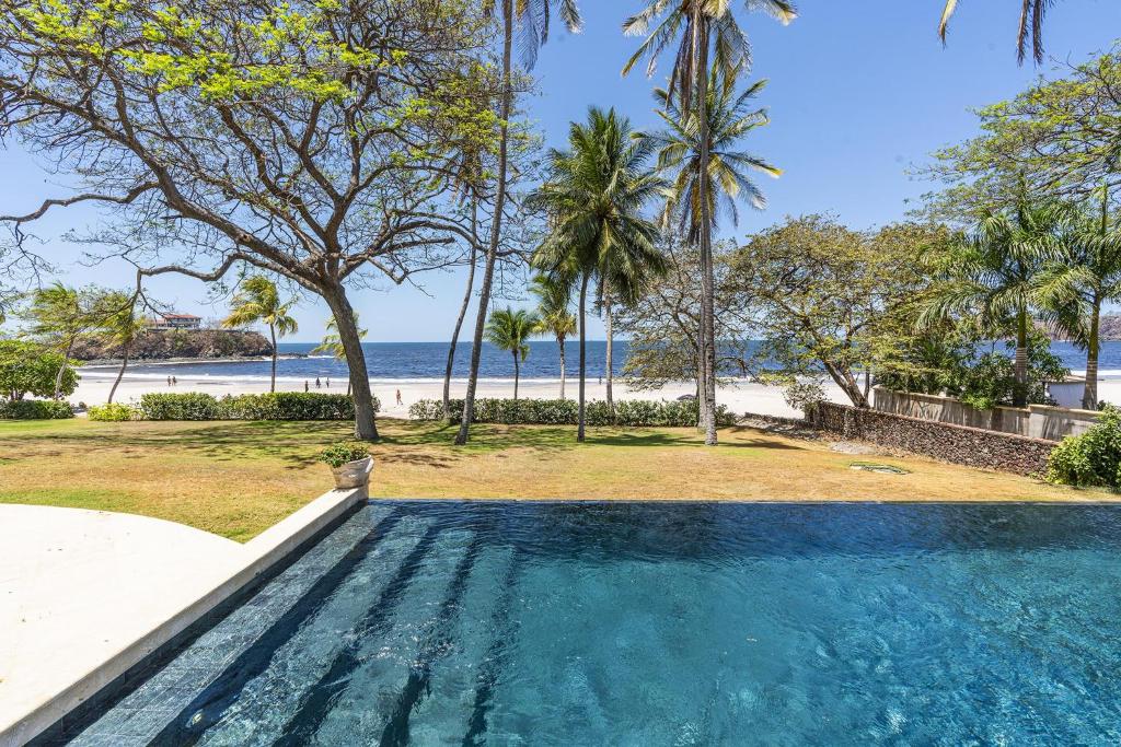 Extravagant Beachfront Mansion in Flamingo, Second to None photo 2