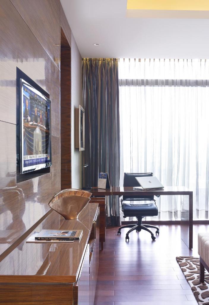 Двухместный (Executive Suite With One Way Airport Transfer,,20% discount on food & Soft Beverages), Taj City Centre Gurugram