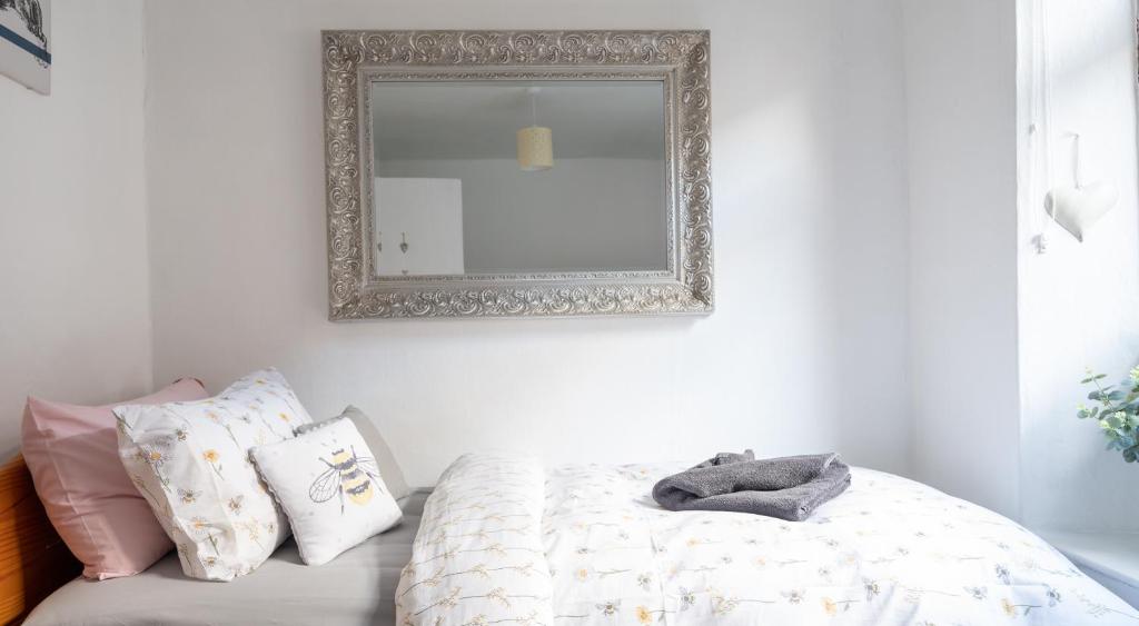 Quirky Kendal Cottage - Tap to explore photos