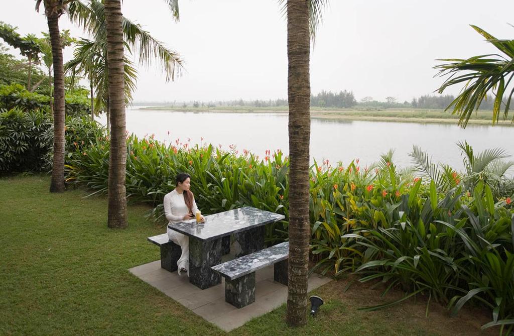 THE VILLA @ RED BRIDGE