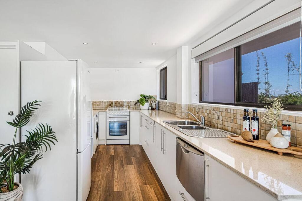 Lovely 2bd Unit, Patio and views. Best weekly rate photo 1