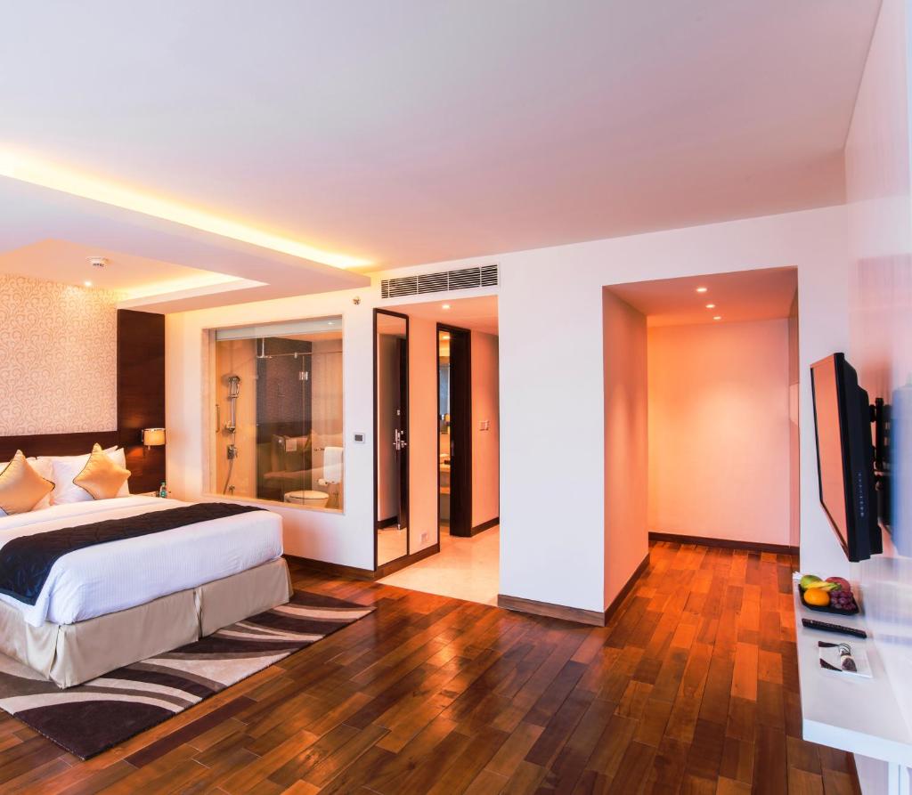 Сьюит (Suite with 2 Way Airport Transfers and Lounge Access), Howard Johnson Bengaluru Hebbal