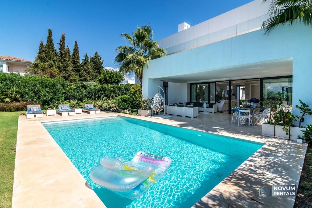 Remarkable 5-BDRM Villa - Heated POOL & GYM photo 3