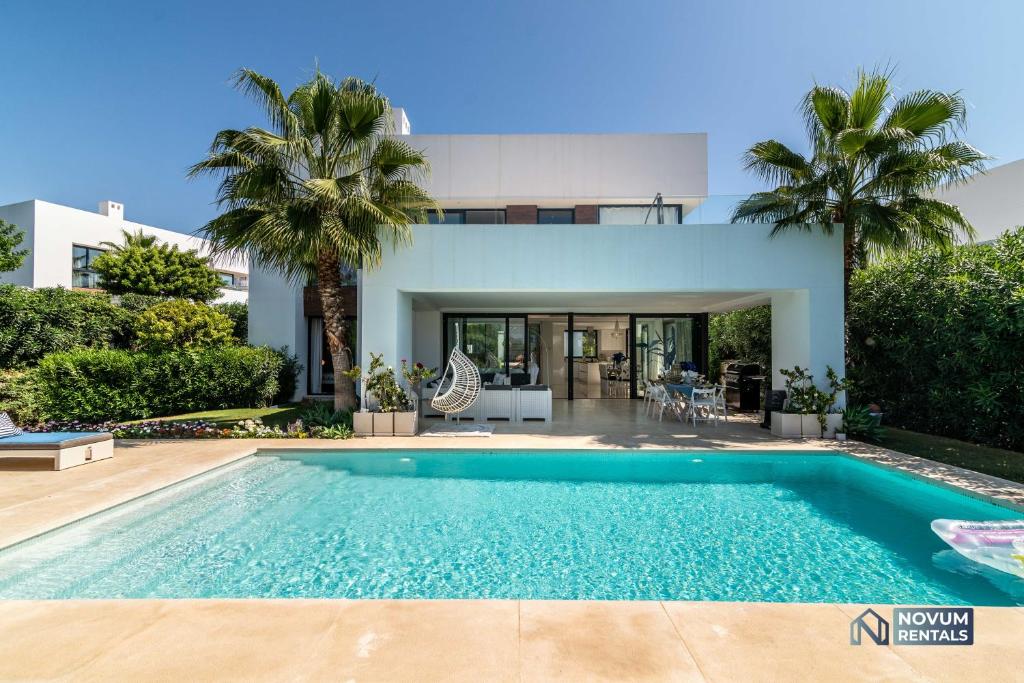 Remarkable 5-BDRM Villa - Heated POOL & GYM photo 1