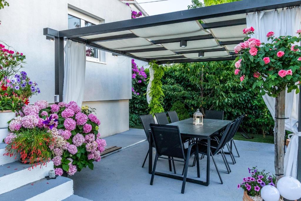 Modern apartment with an outdoor jacuzzi photo 3