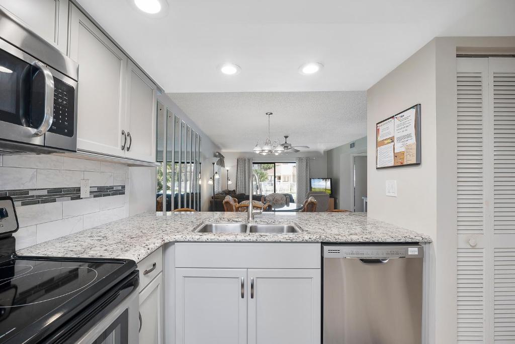 Ocean Village Club E17, 2 Bedrooms, Heated Pool, Sleeps 6, WiFi photo 4