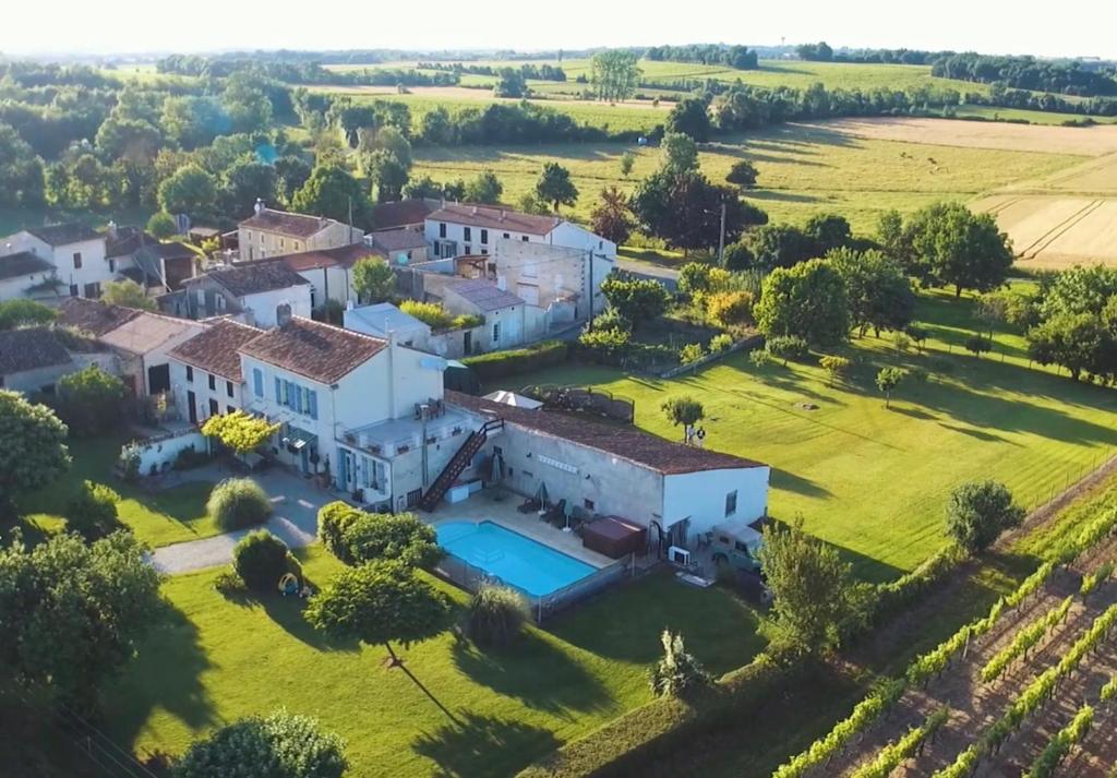3 Bed Gite with private pool & garden in Nantille photo 4