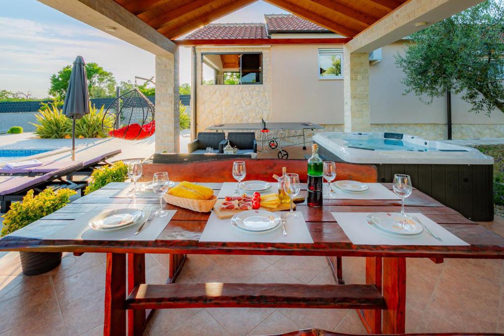 Villa Lorema-pet friendly on 5000 sqm garden,pool, jacuzzi, billiard&PS5 photo 4