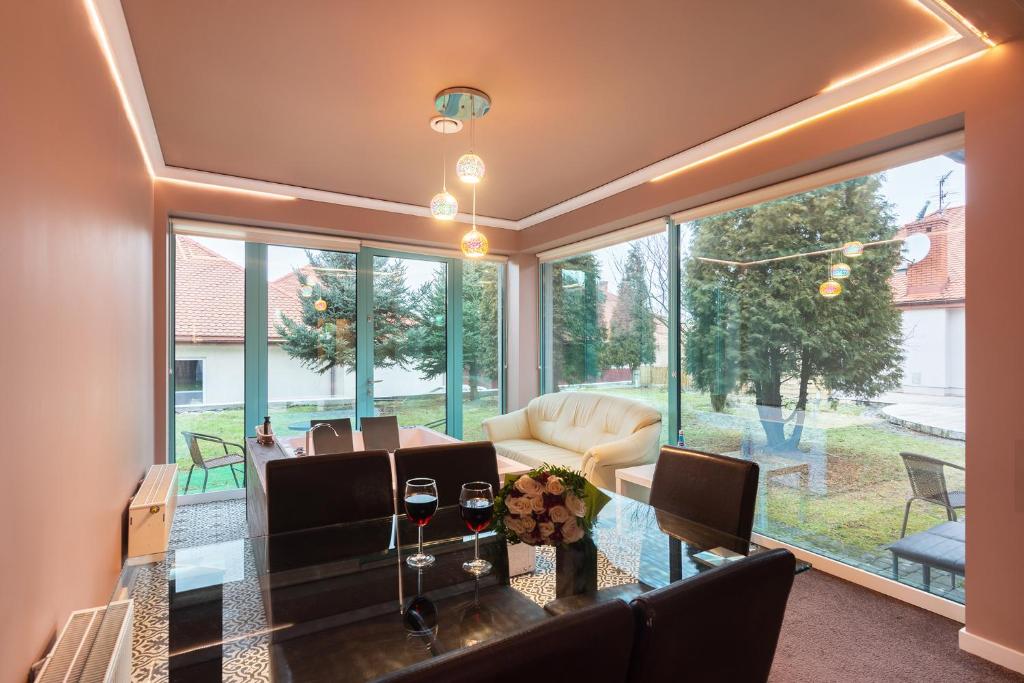 Royal De Luxe Apartment photo 2