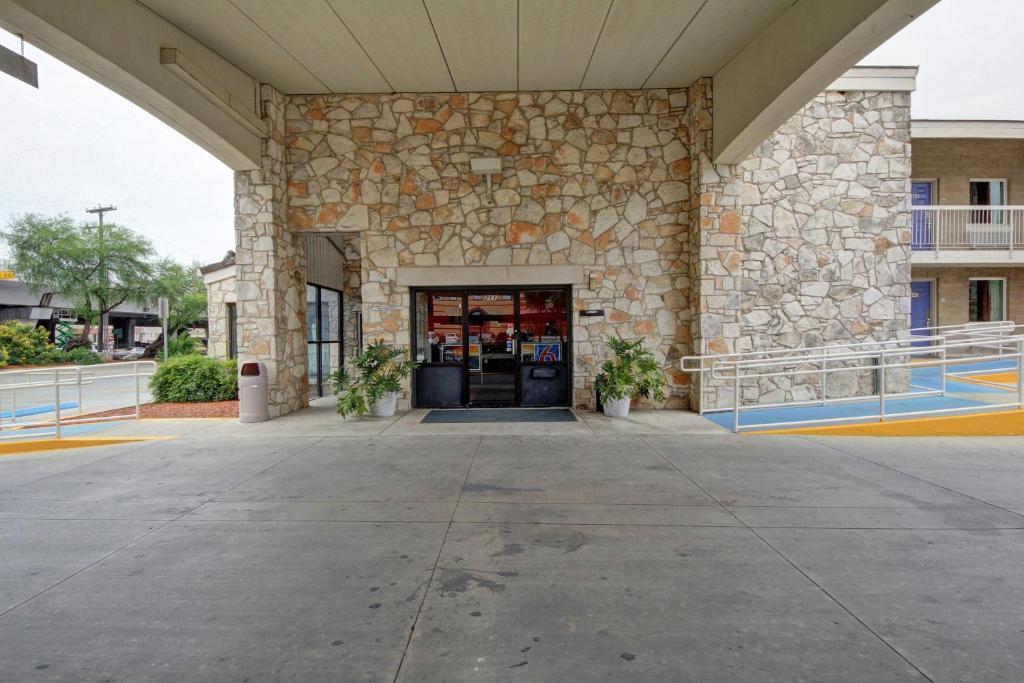 Motel 6 San Antonio, TX - Downtown - Market Square - Tap to explore photos