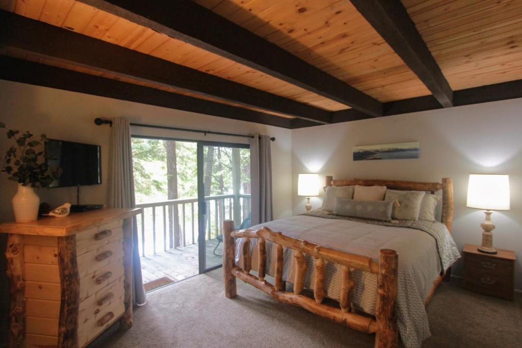 Woodsy retreat near Northstar & lake photo 3