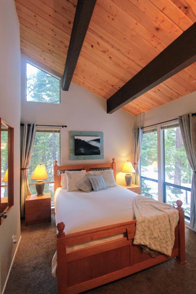 Woodsy retreat near Northstar & lake photo 2