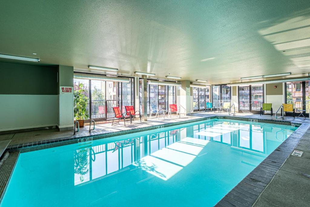 Luxury Lake View Condo, Heated Pool, Hot Tub, and BBQ image