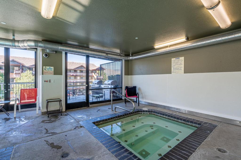 Luxury Lake View Condo, Heated Pool, Hot Tub, and BBQ photo 2
