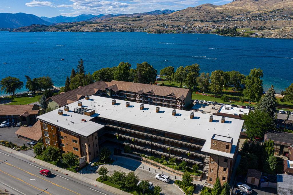 Luxury Lake View Condo, Heated Pool, Hot Tub, and BBQ photo 1