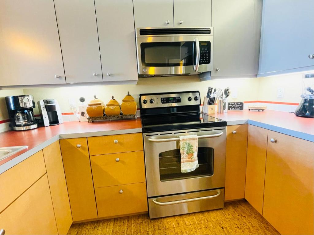 Luxury Lake View Condo, Heated Pool, Hot Tub, and BBQ photo 4