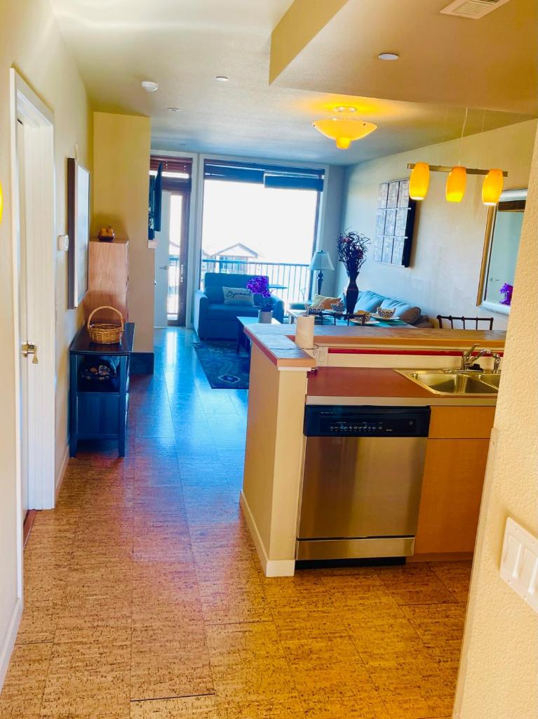 Luxury Lake View Condo, Heated Pool, Hot Tub, and BBQ photo 3