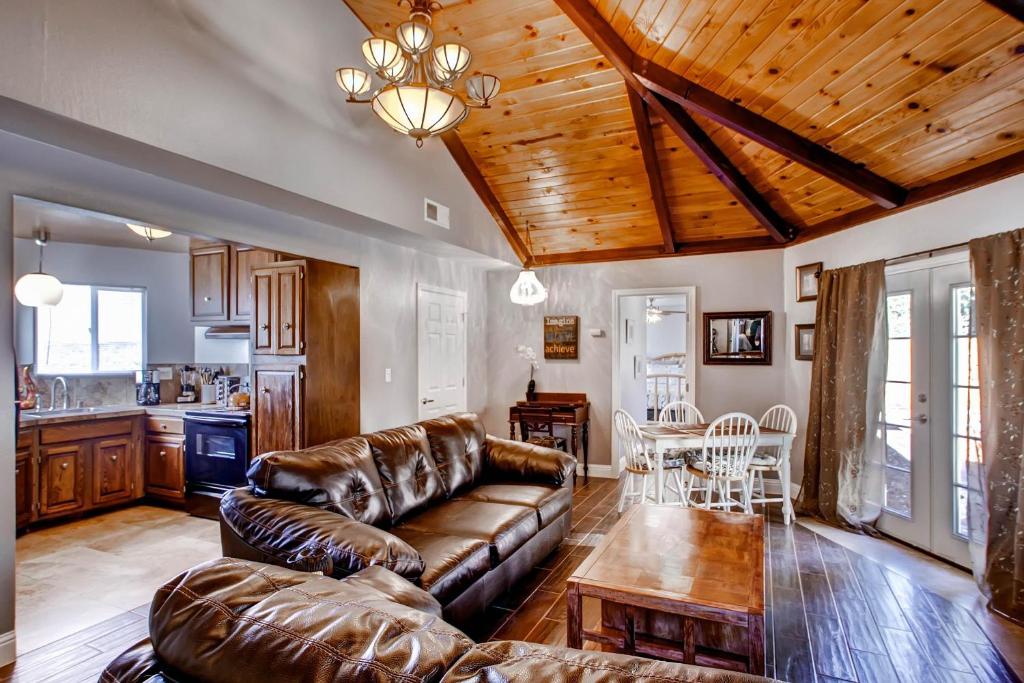 Harmony Hilltop Hideaway photo 1