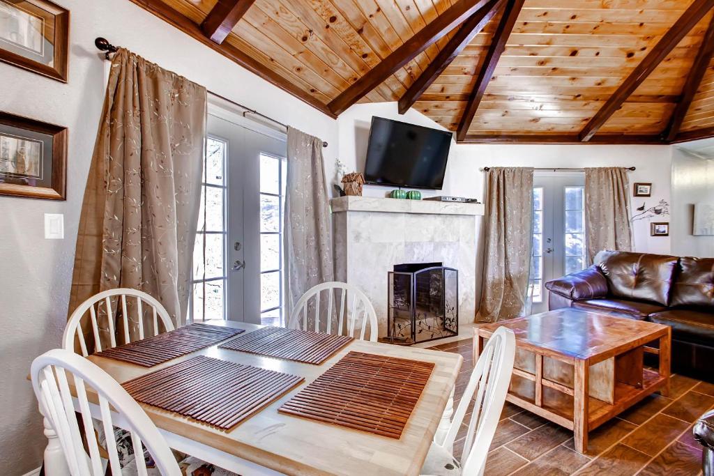 Harmony Hilltop Hideaway photo 2