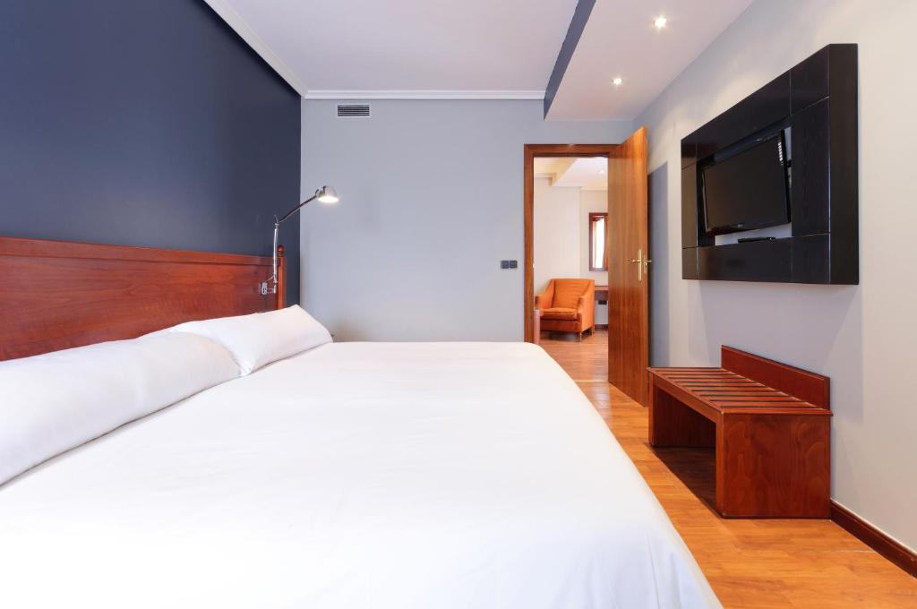 Hotel Segovia Sierra de Guadarrama - Tap to explore photos
