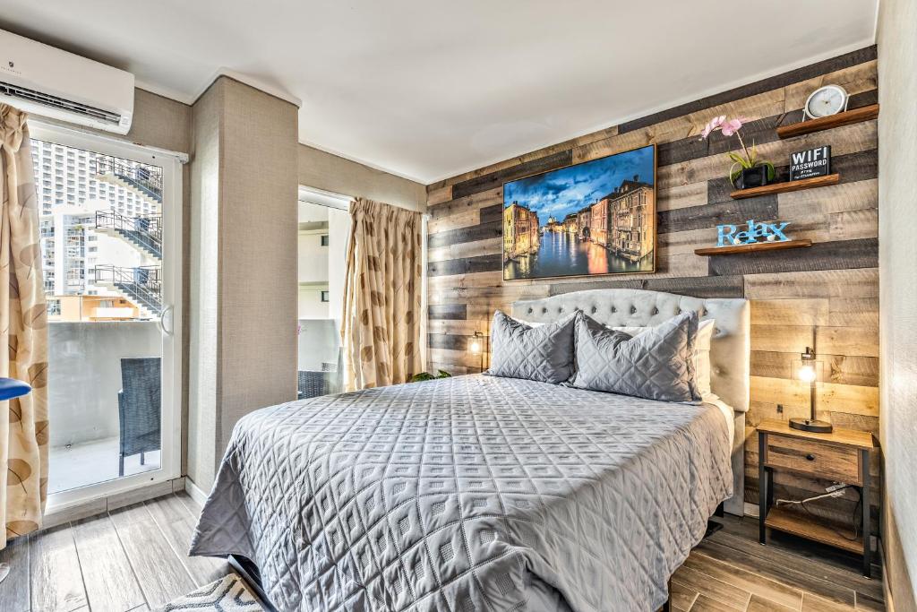 Picturesque Hotel Room with Private Balcony in Waikiki! image