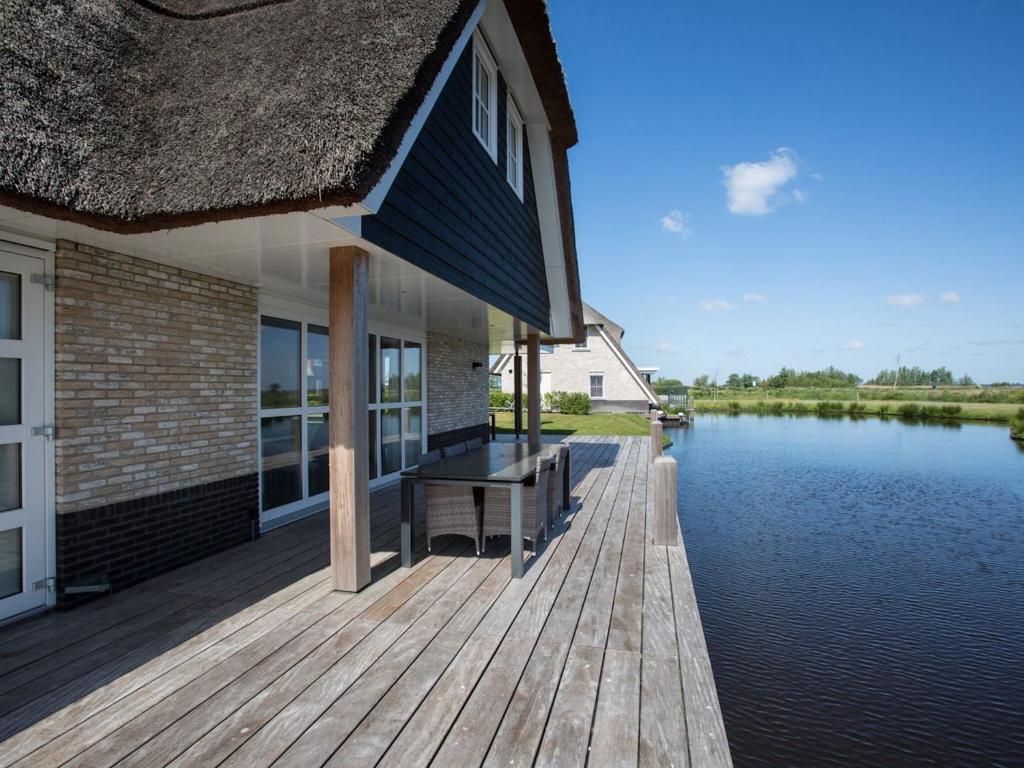 Spacious villa with two saunas, on the Tjeukemeer photo 1