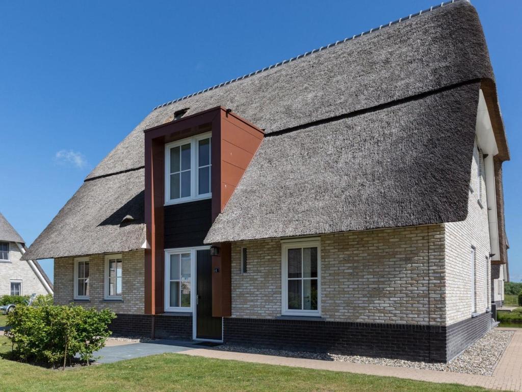 Spacious villa with two saunas, on the Tjeukemeer photo 2