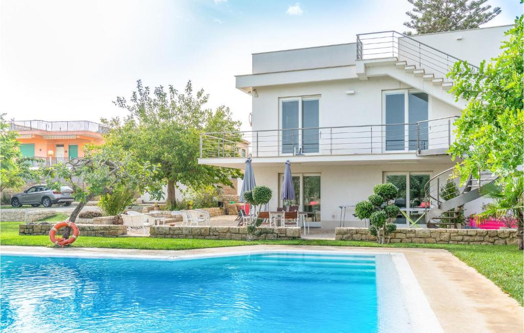 Beautiful Home In Donnalucata With Outdoor Swimming Pool, 3 Bedrooms And Swimming Pool photo 2