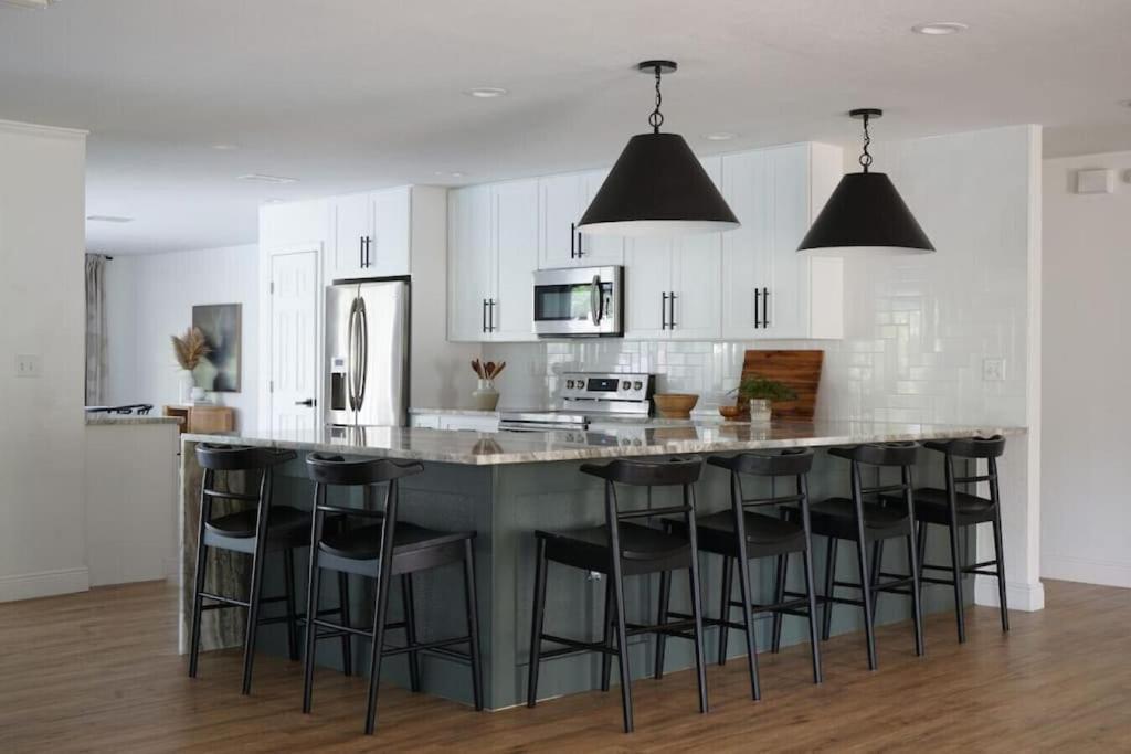 Remodeled 4BR Pool Home / Golf View/Near Beaches photo 3