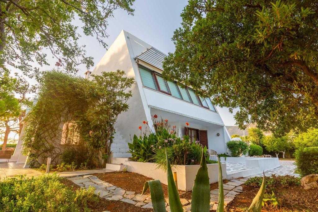 Villa Oasis with Large Pool Athenian Riviera Lagonissi photo 3