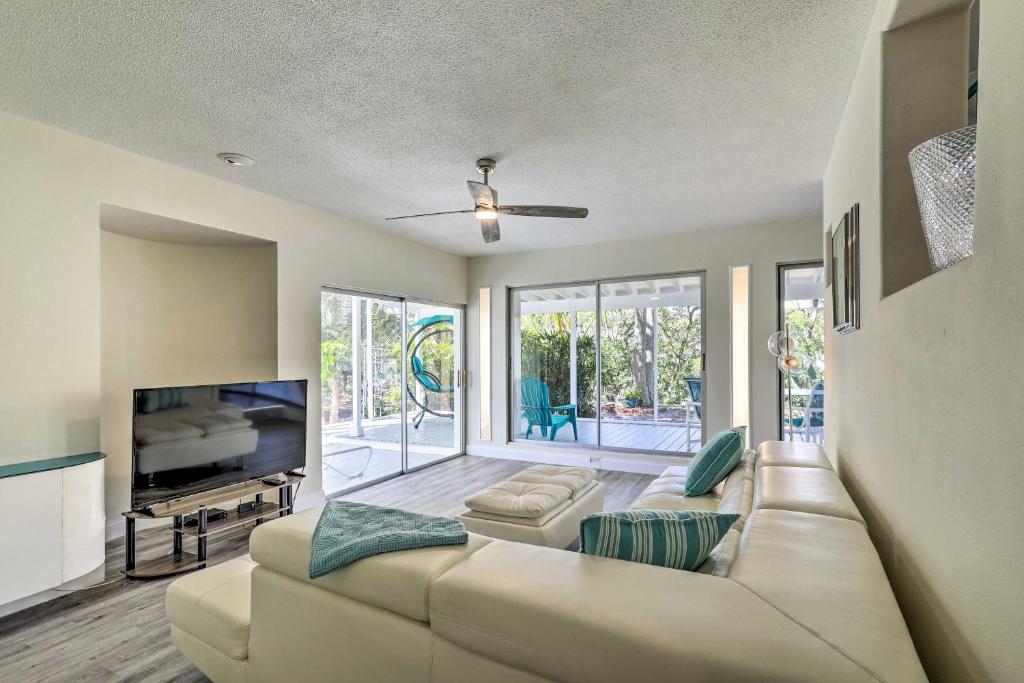 Tropical Waterfront Home Central Location! photo 4