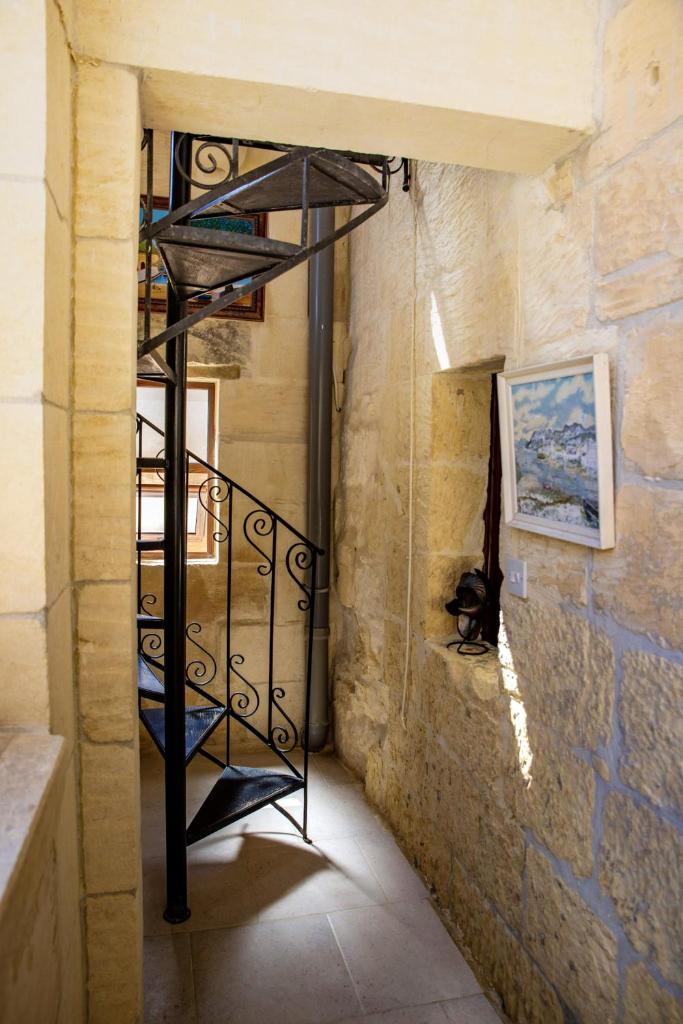 4 bedrooms villa with private pool and wifi at Ta' Kercem photo 2