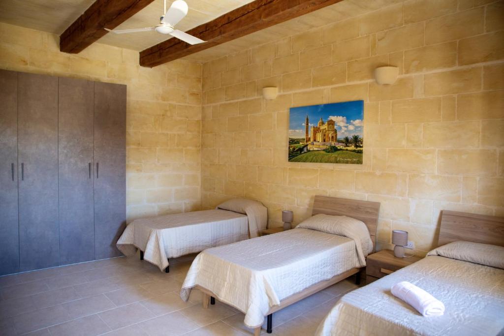 4 bedrooms villa with private pool and wifi at Ta' Kercem photo 4