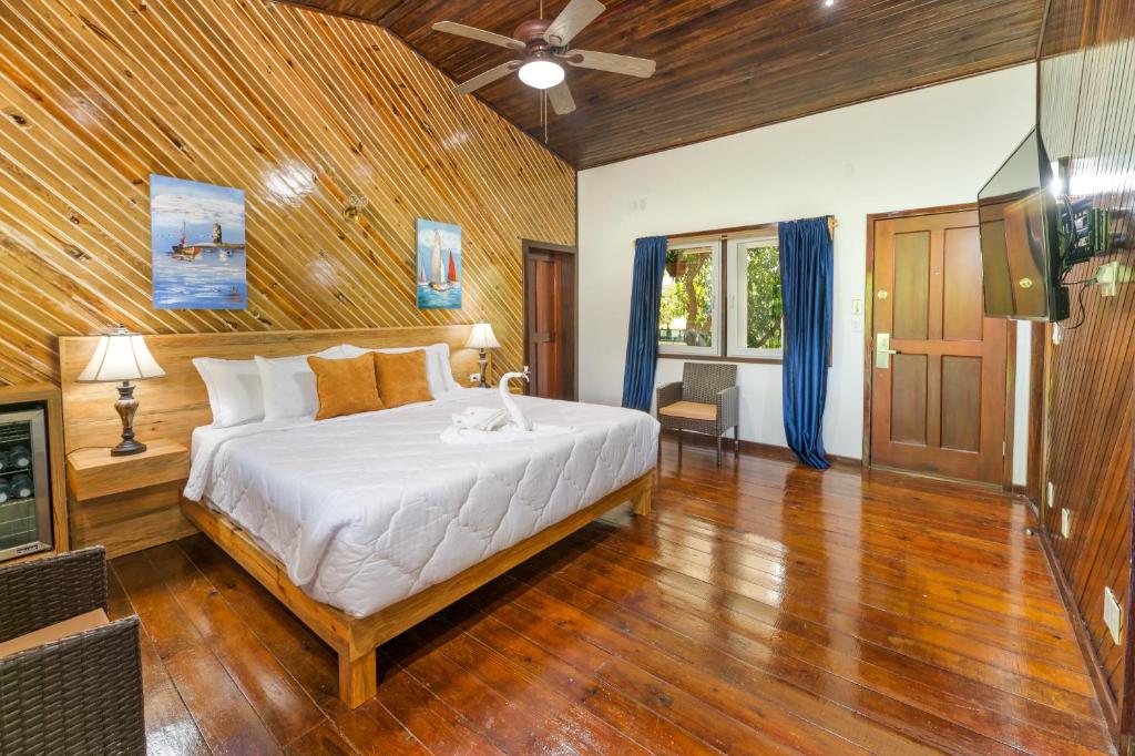 Roatan Yacht Club and Dive Center photo 4