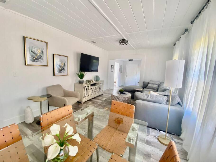 2-3bed/1b Cottage* GREAT Location, Private Yard, parking photo 1