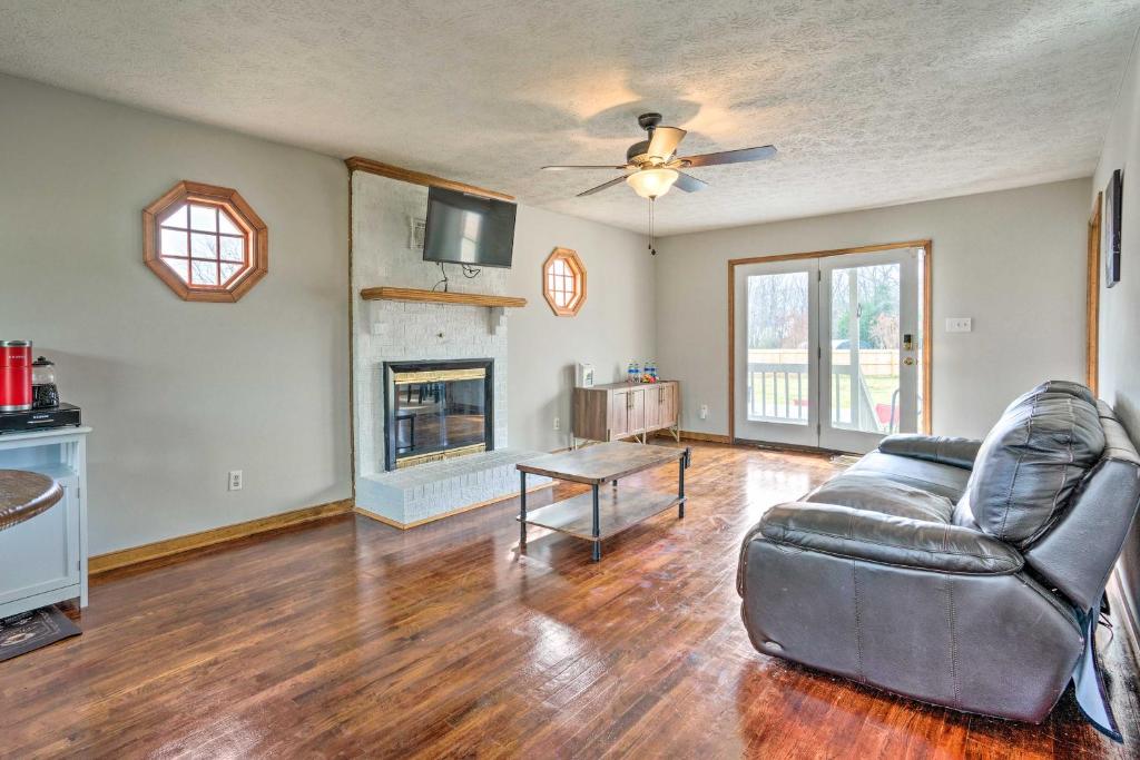 Pet-Friendly Richmond Area Home with Hot Tub!