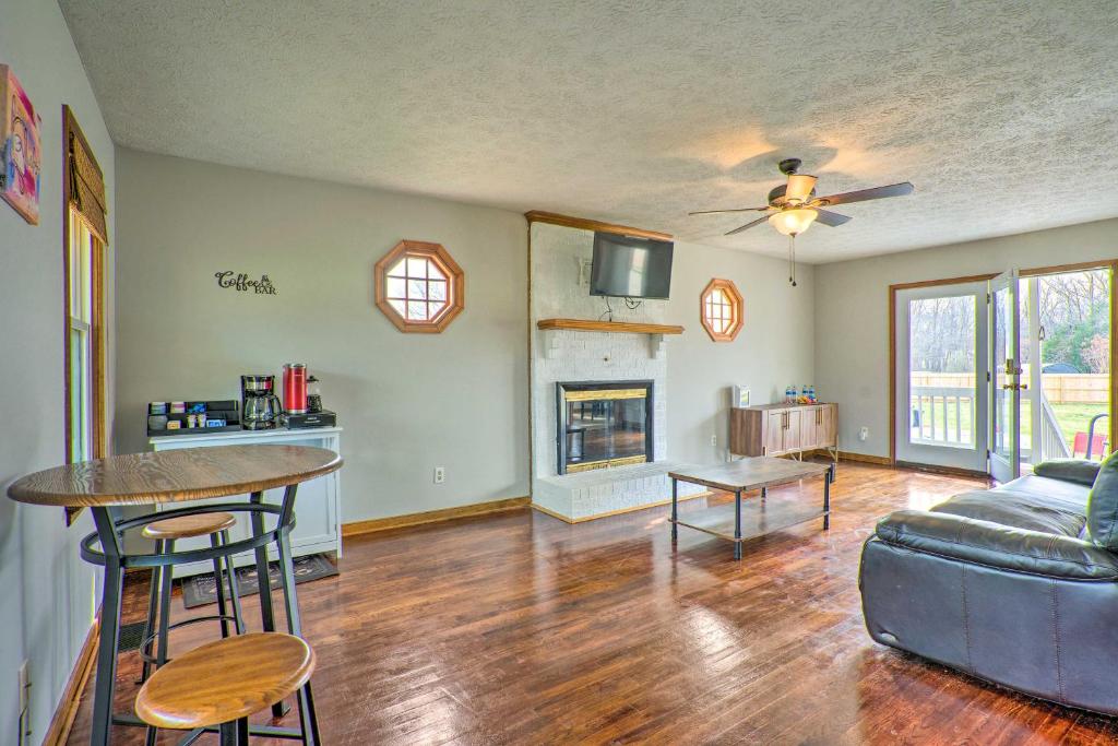 Pet-Friendly Richmond Area Home with Hot Tub! photo 4