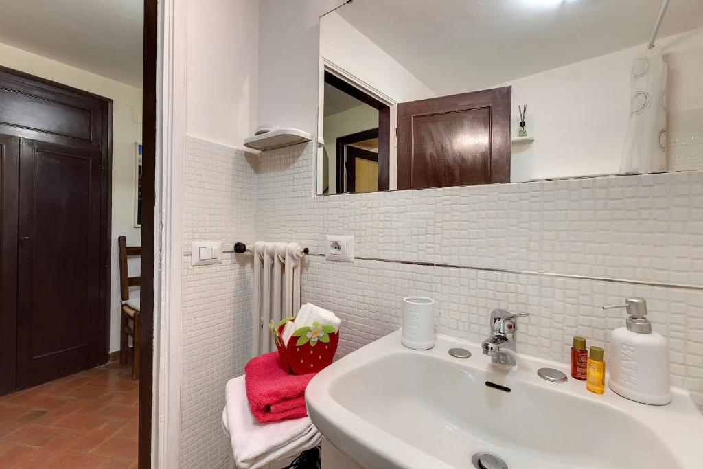 Florentine style apartment - Tap to explore photos