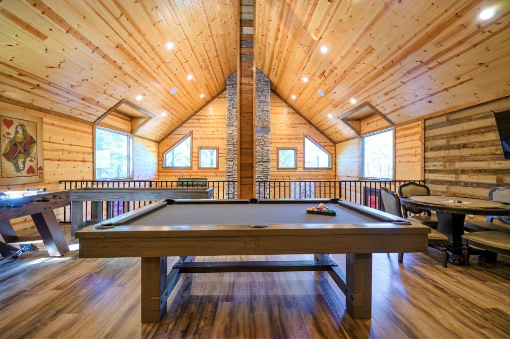 The Nomi Lodge - Sleeps 28 - Gorgeous Rustic Cabin, Centrally Located, Tons of Amenities photo 4
