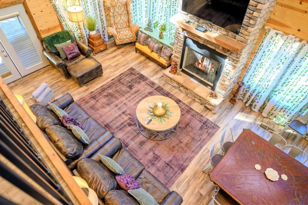 The Nomi Lodge - Sleeps 28 - Gorgeous Rustic Cabin, Centrally Located, Tons of Amenities photo 3