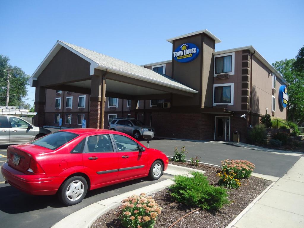 Town House Extended Stay Hotel Downtown image