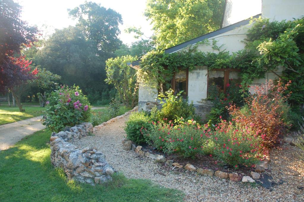 Le Logis du Pressoir Self Catering Gites in beautiful 18th Century Estate in the heart of the Loire Valley with heated pool and extensive grounds. photo 1