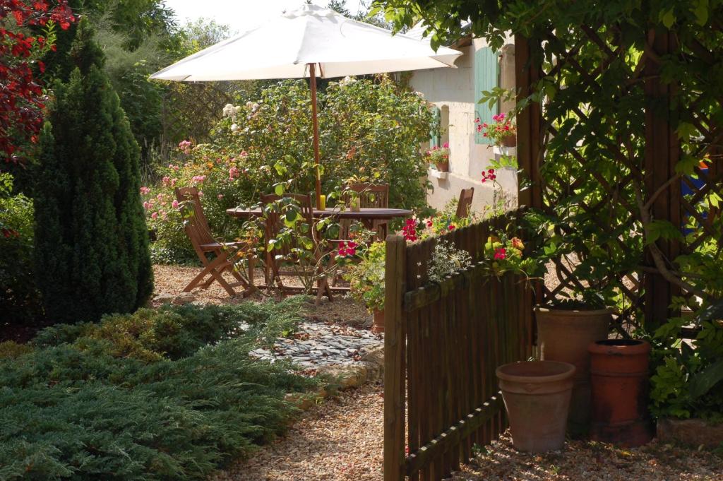 Le Logis du Pressoir Self Catering Gites in beautiful 18th Century Estate in the heart of the Loire Valley with heated pool and extensive grounds. photo 3